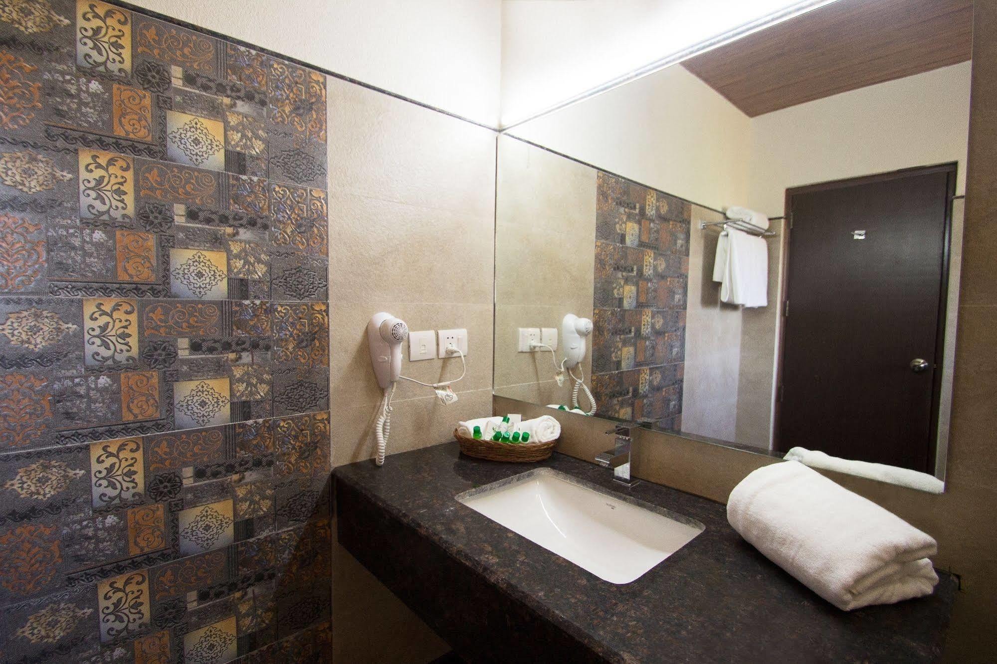 One Earth Royale Boutique Hotel Массури Экстерьер фото